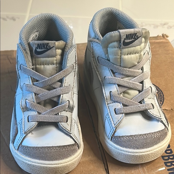 Nike Purple and White Sneakers with Classic Design - Picture 4 of 8